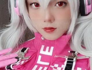 Messie Huang好久不见，短裙图包再现，快来下载一波！